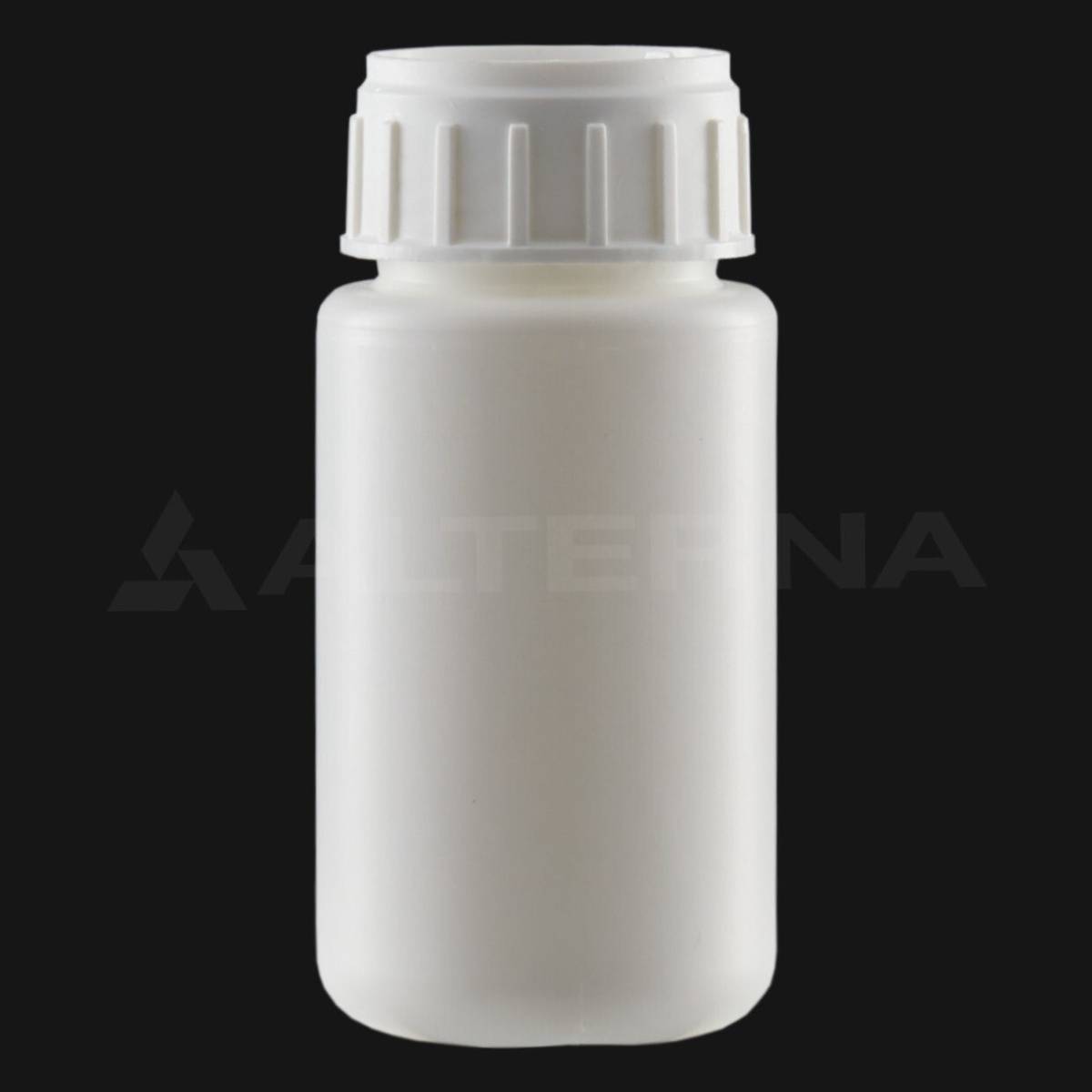 قارورة HDPE سعة 100 مل بغطاء ألمنيوم مهوي 38 مم مع تنفيس ضغط - Professional packaging solution by Alternaplast زجاجة HDPE سعة 100 مل مع غطاء مبطّن بورق الألمنيوم ومزود بفتحة تهوية قطرها 38 مم على خلفية سوداء