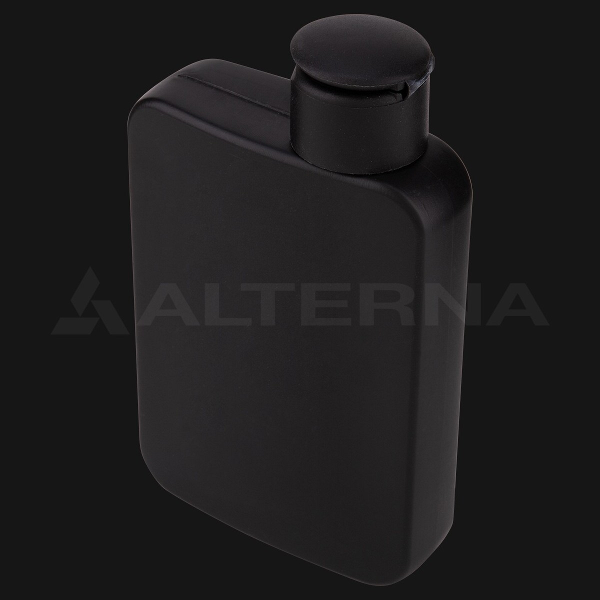 Bouteille plate en plastique HDPE noir de 150 ml avec bouchon à rabat de 24 mm fermé, vue de face inclinée sur fond noir