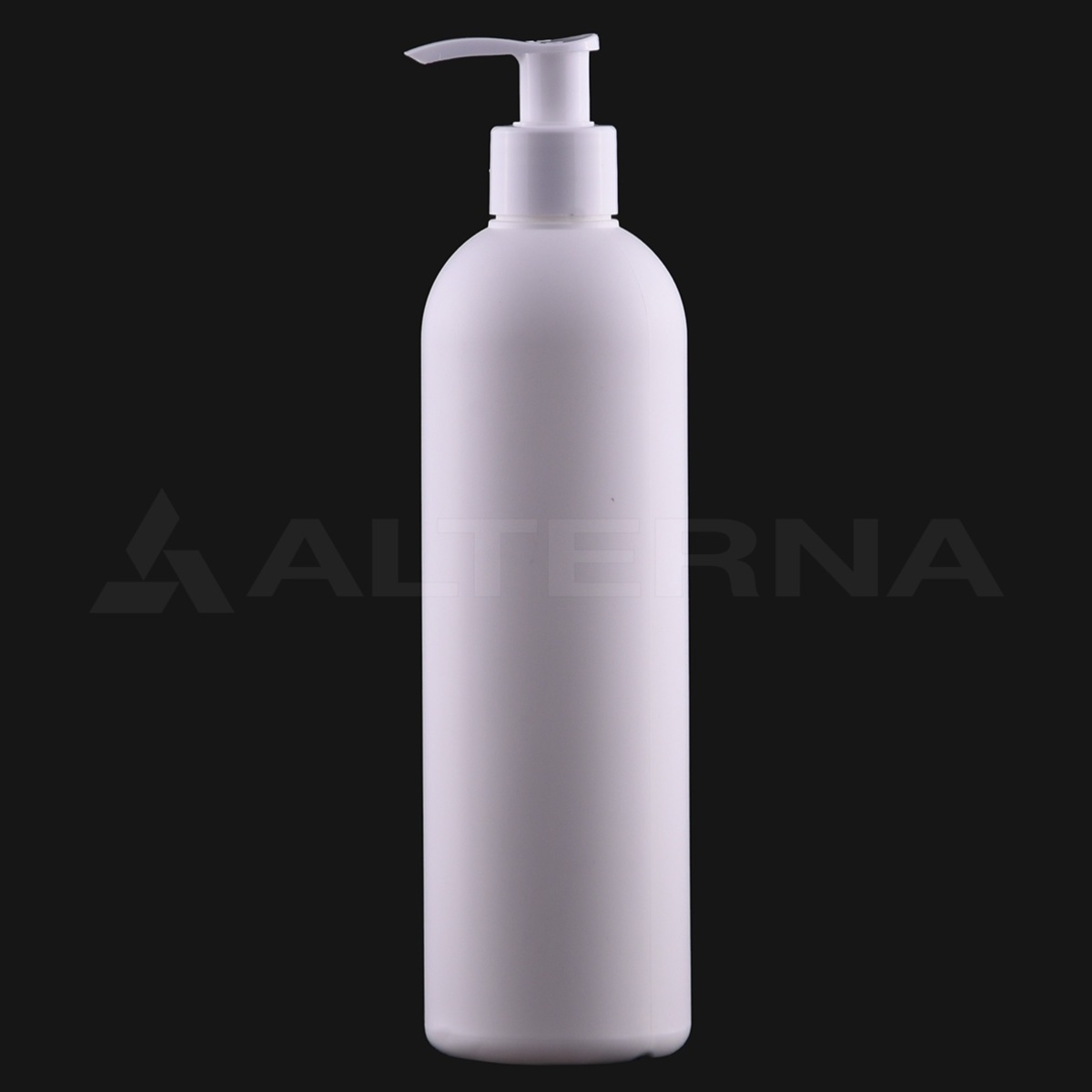 330 ml HDPE Boston Round Flasche mit 24-mm Pumpspender - Professional packaging solution by Alternaplast 330 ml weiße HDPE-Kunststoffflasche vom Typ Boston Round mit 24 mm weißem Pumpspender, Vorderansicht