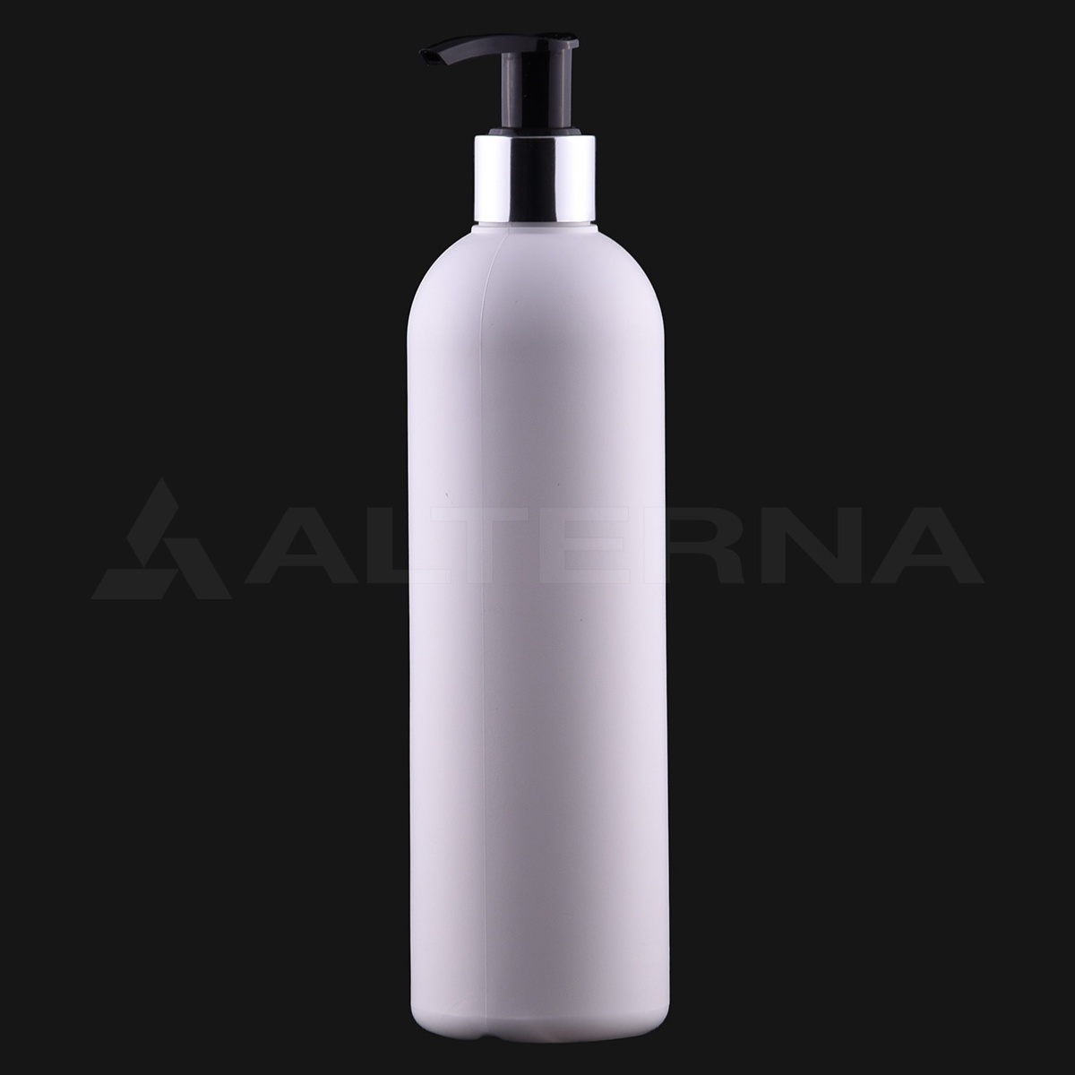 Flacon rond Boston en plastique HDPE blanc de 330 ml avec pompe distributrice de 24 mm et collier métallique, vue de face inclinée