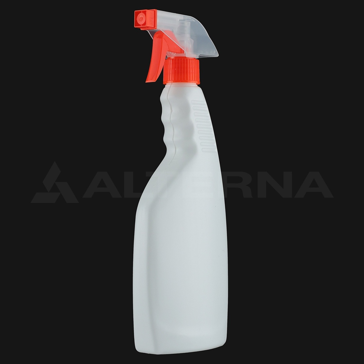 Botella pulverizadora de plástico HDPE de 500 ml con pulverizador de gatillo rojo de 28 mm, vista lateral en ángulo sobre fondo negro.