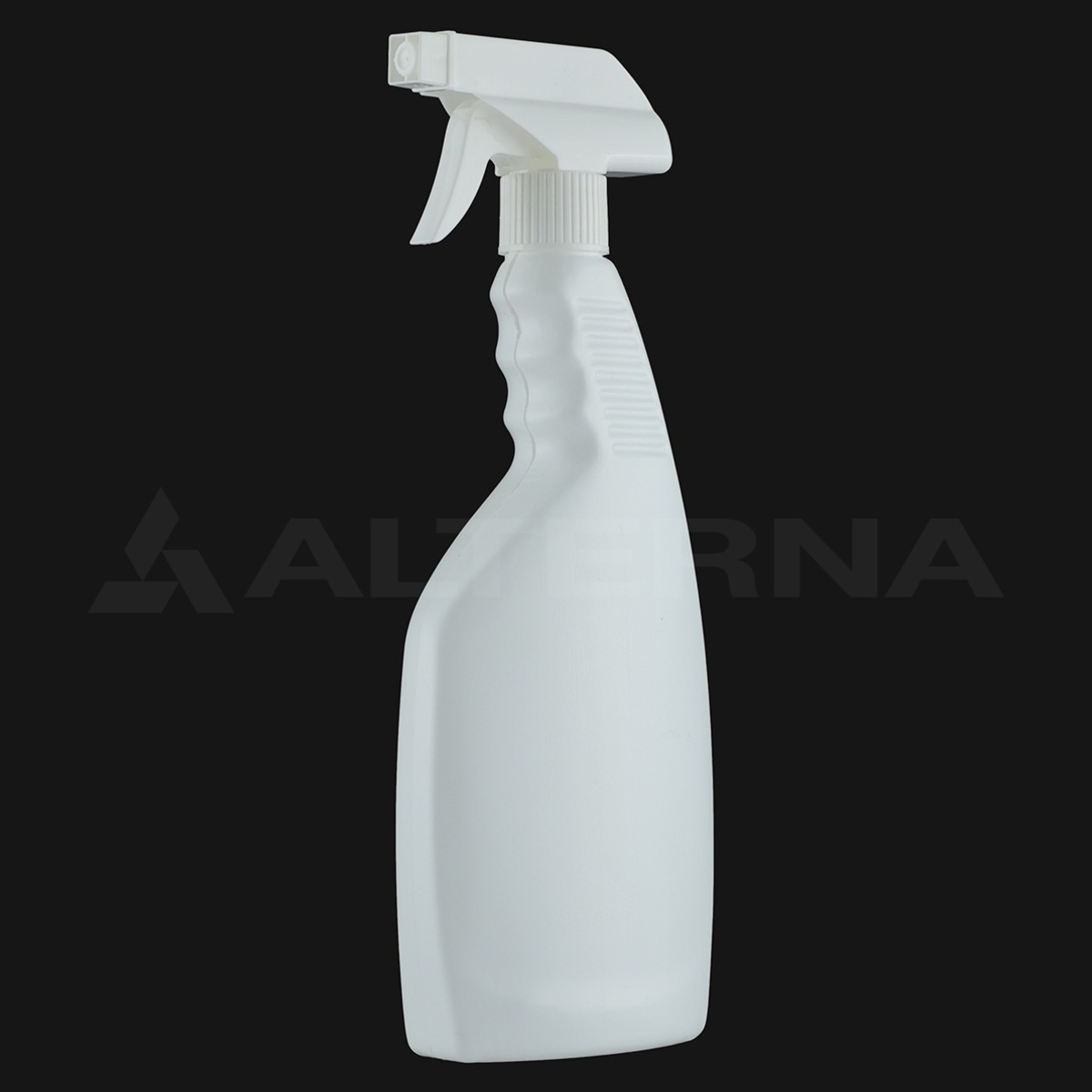 Botella pulverizadora de plástico HDPE de 500 ml con pulverizador de gatillo blanco de 28 mm, vista lateral en ángulo sobre fondo negro.