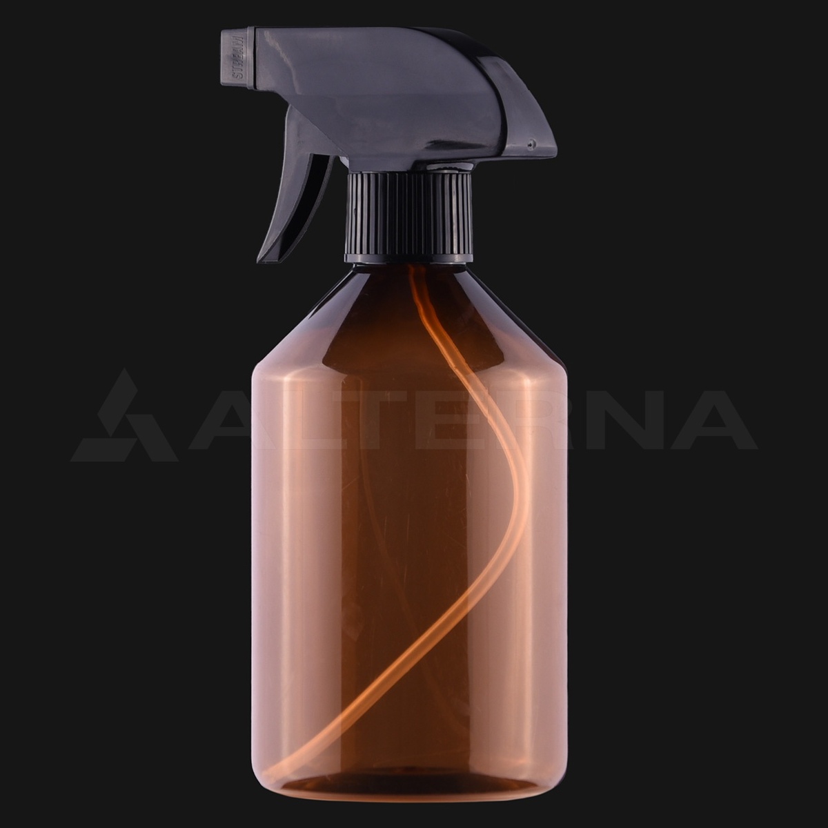 Botella pulverizadora redonda de PET ámbar de 500 ml con pulverizador de gatillo negro de 28 mm, vista frontal.